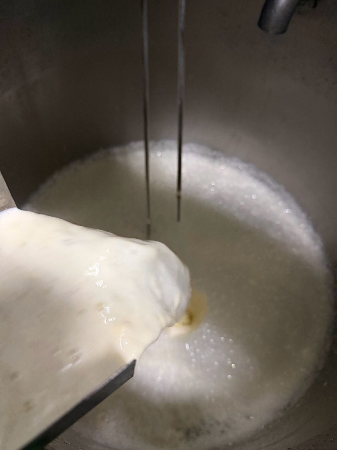 炊き上げた豆乳を移す