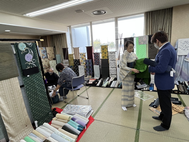 展示会場での接客風景