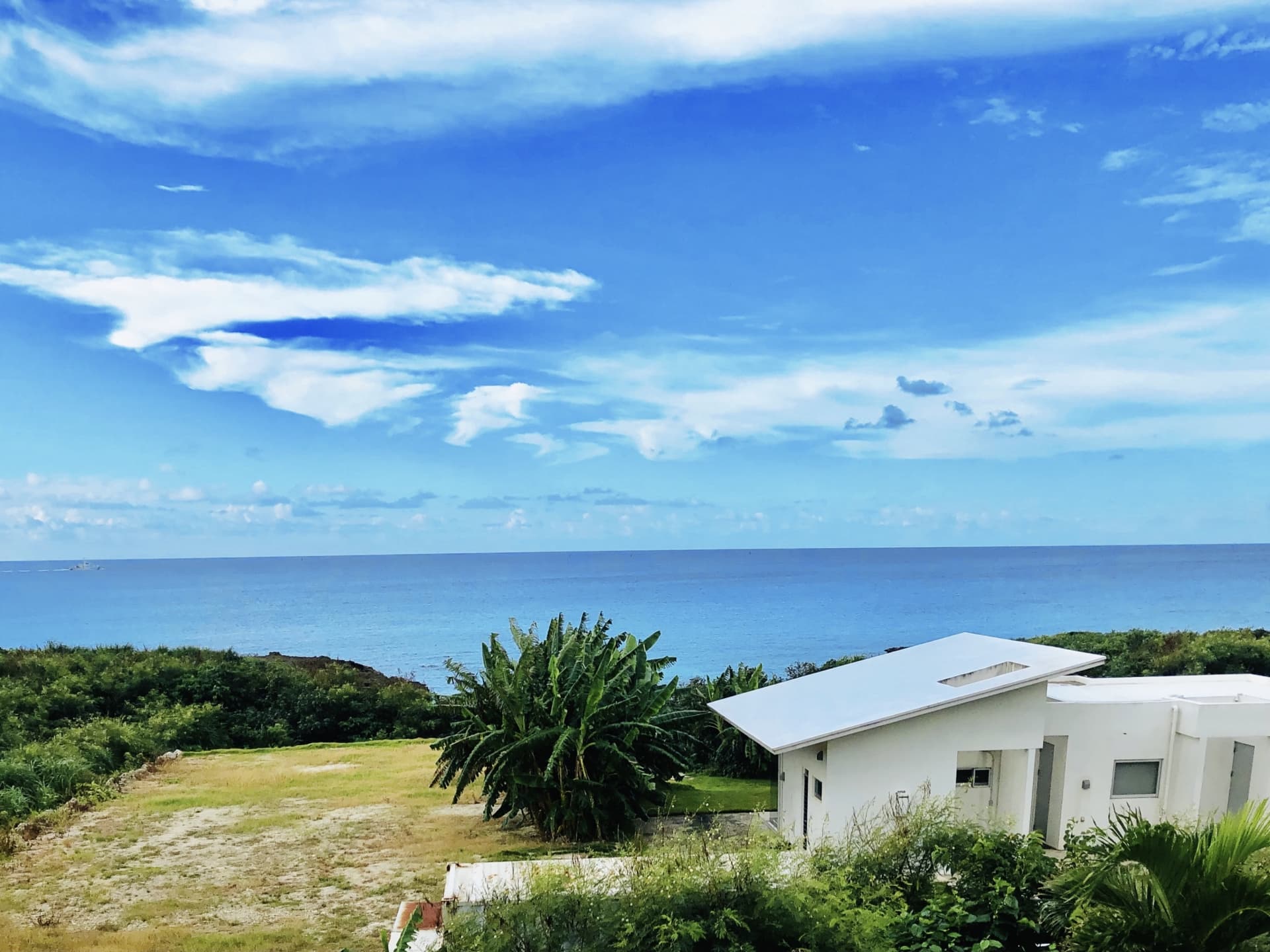 海を望む敷地と白い建物