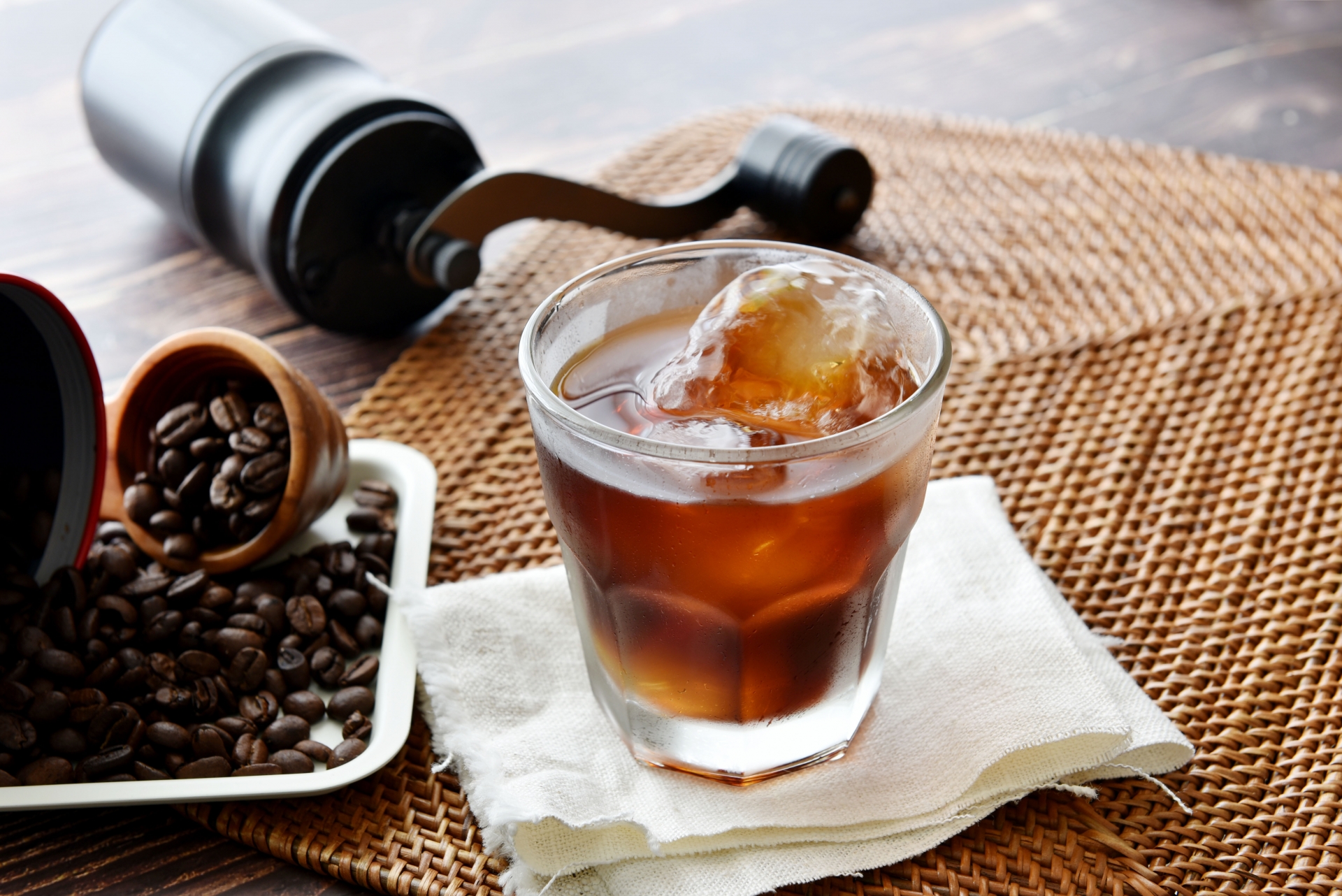 沖縄で焙煎したコーヒー豆とアイスコーヒー