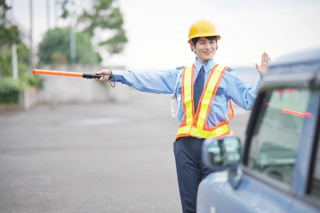 車両を誘導する警備員