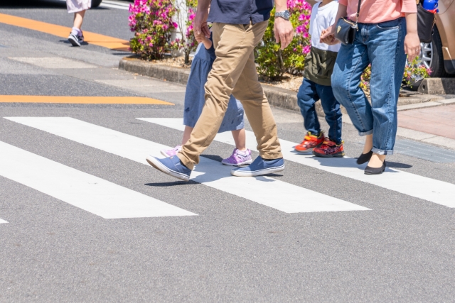 横断歩道を渡る歩行者