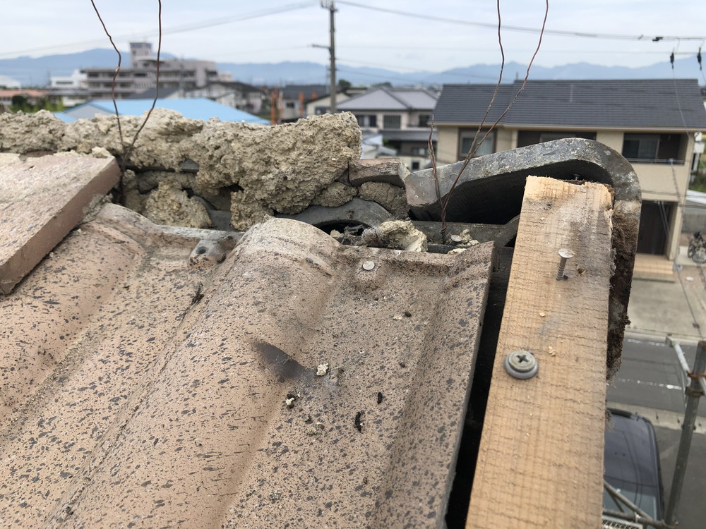 棟瓦を外して内部を確認