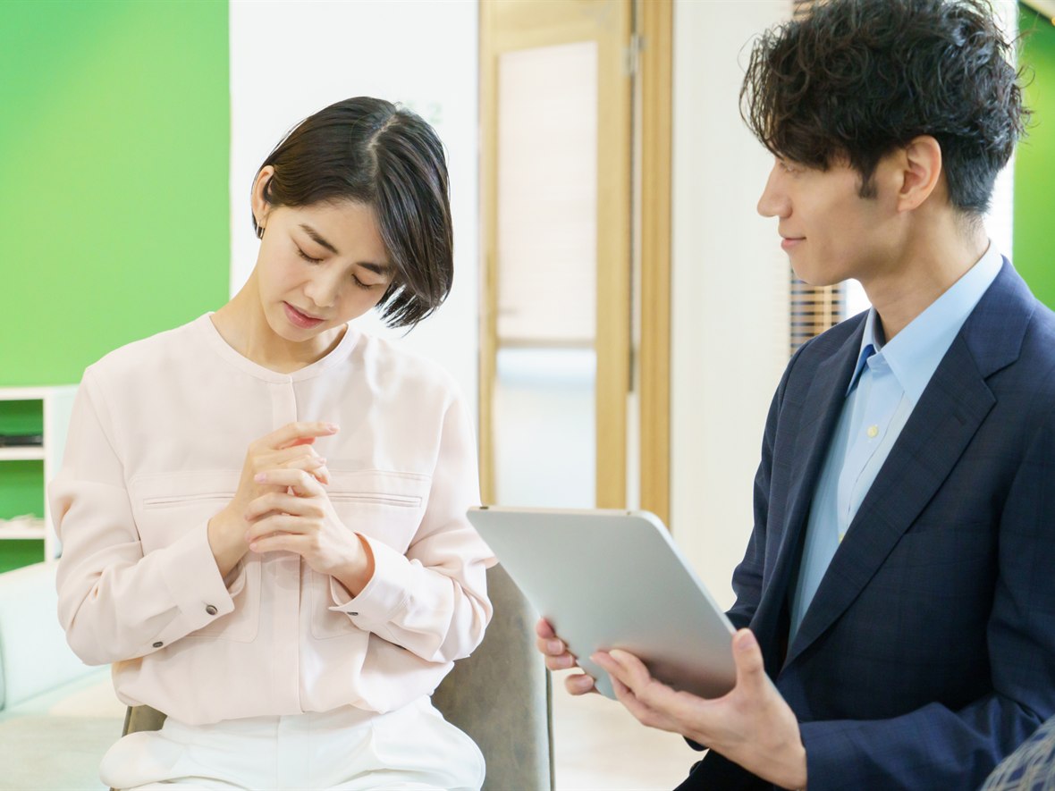 相談員に話を聞いてもらう女性