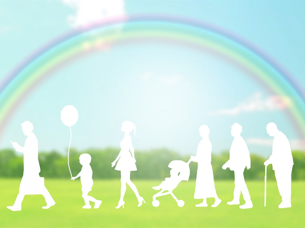 虹の下を歩く、子どもから高齢の方までさまざまな人のシルエット