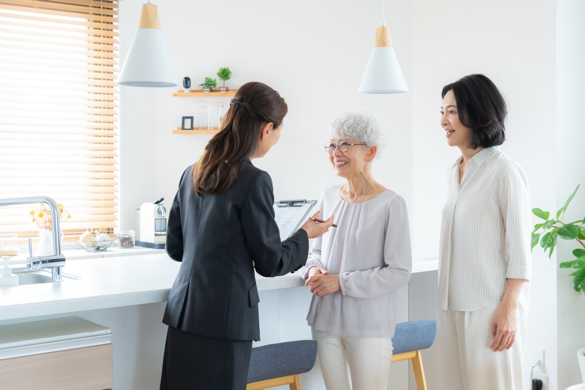 お客様とキッチンを確認している様子