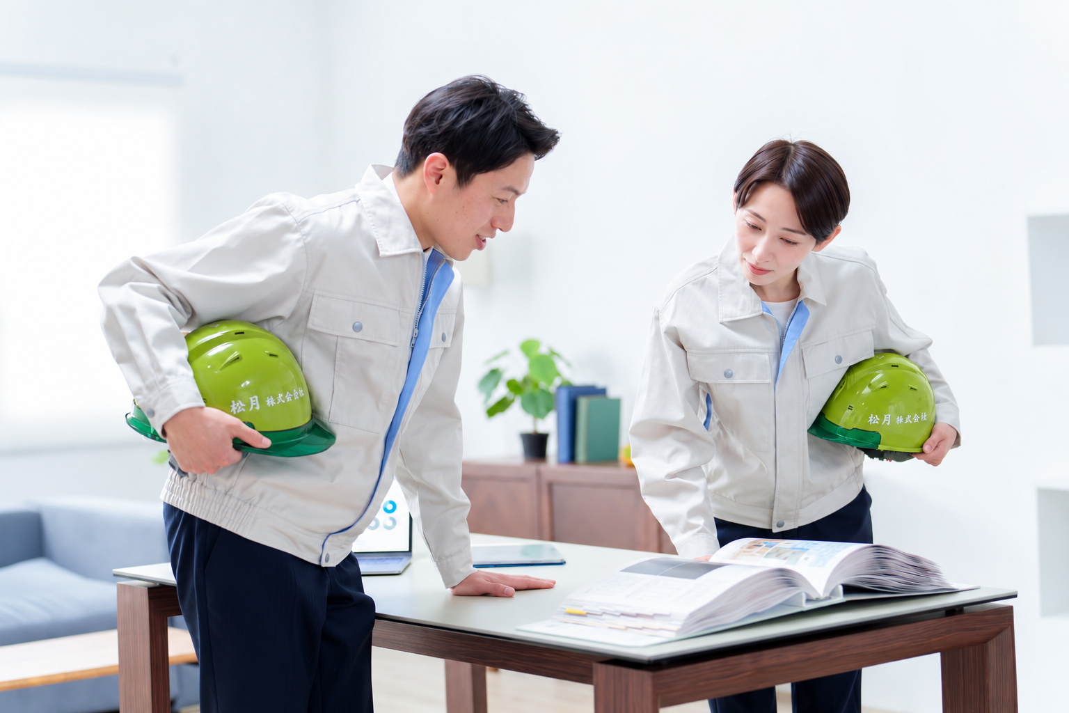 ヘルメットを抱えたスタッフが資料を確認している様子