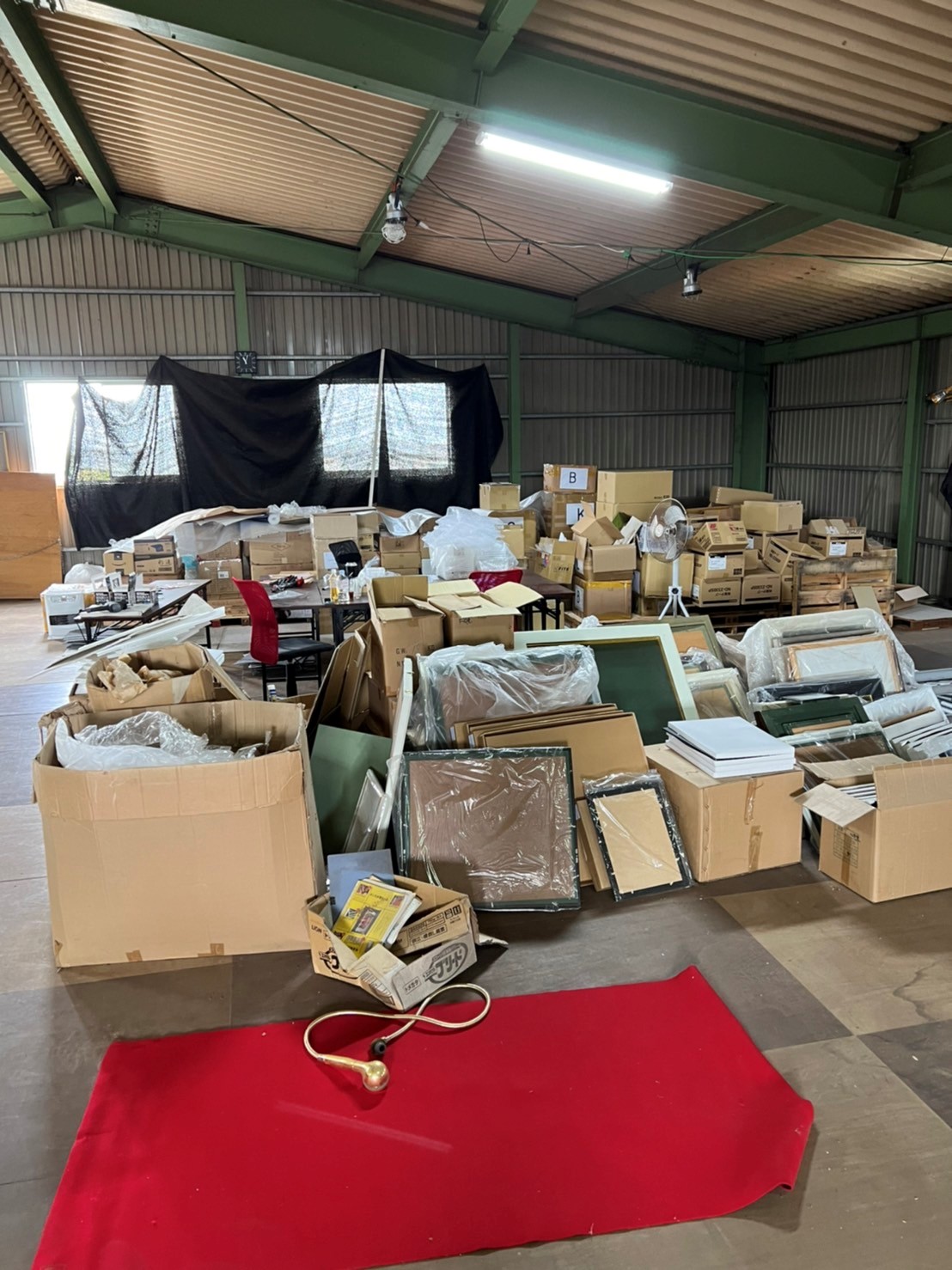 荷物が積まれた改修前の倉庫