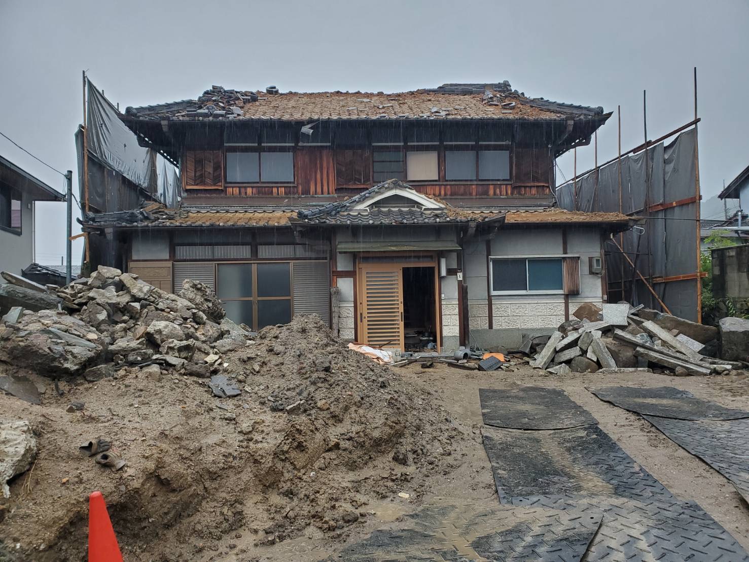 解体前の瓦葺き和風住宅
