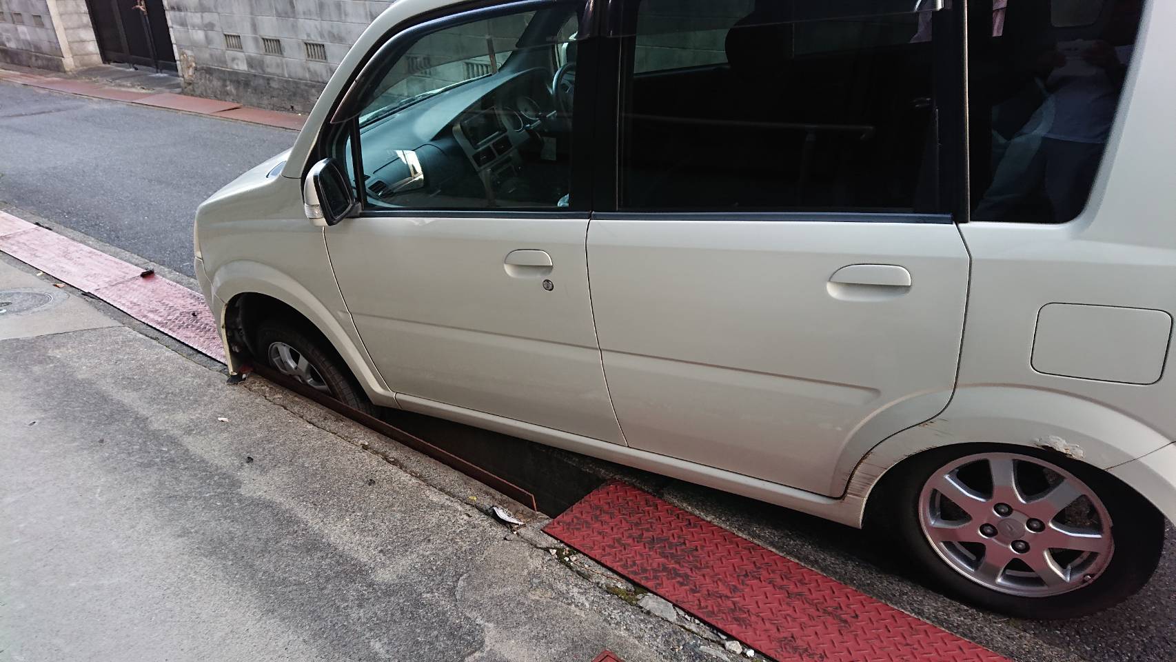脱輪したお車の引き上げ