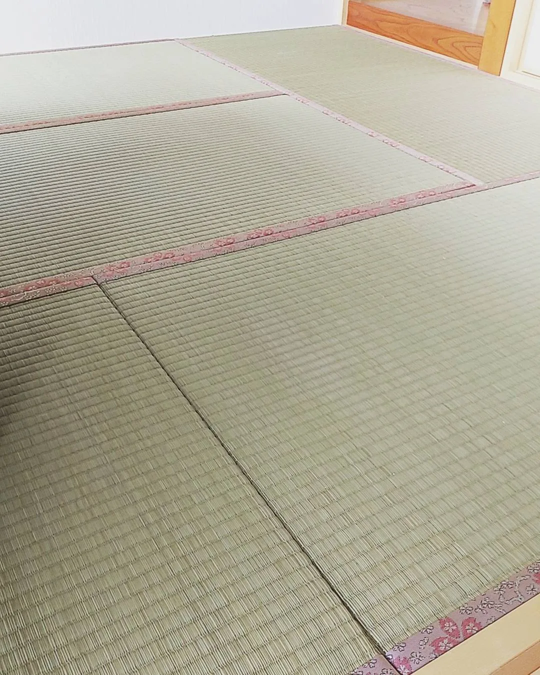 ピンクの縁で仕上げた新しい畳の和室