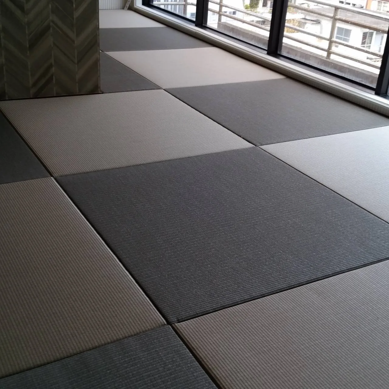 グレーの市松模様に敷いた縁なし畳