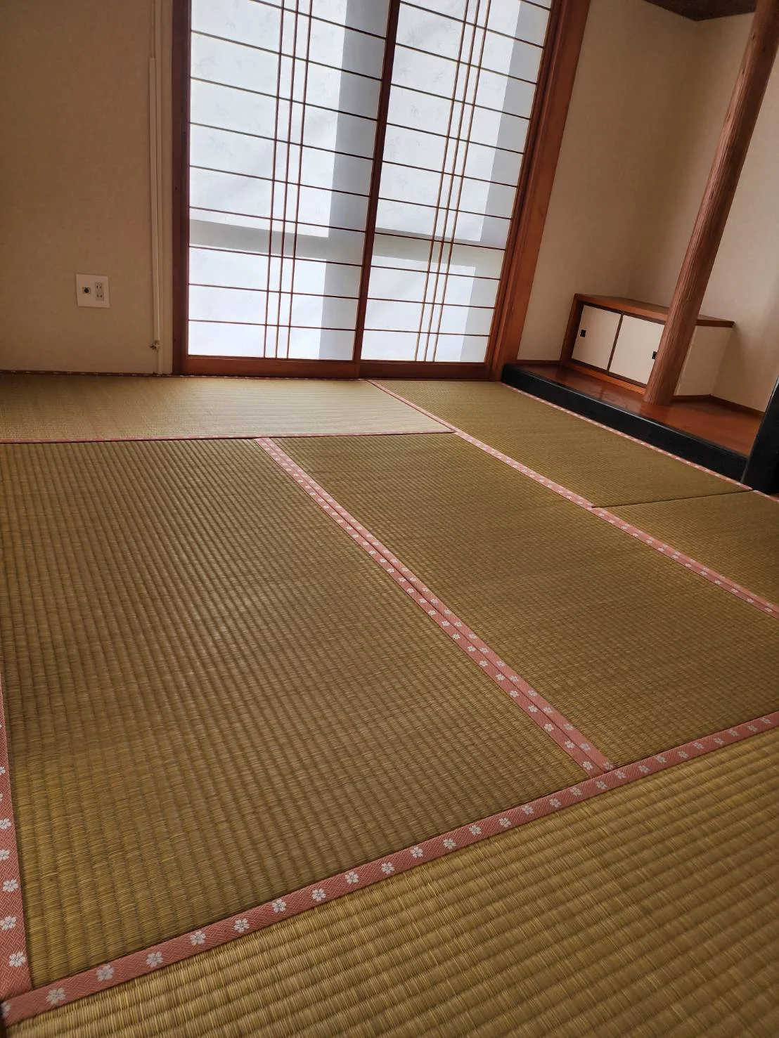 障子から柔らかな光が入る和室