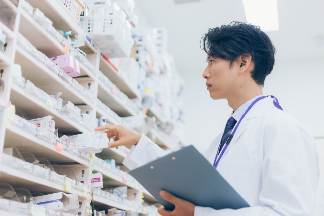 棚の薬を確認する薬剤師