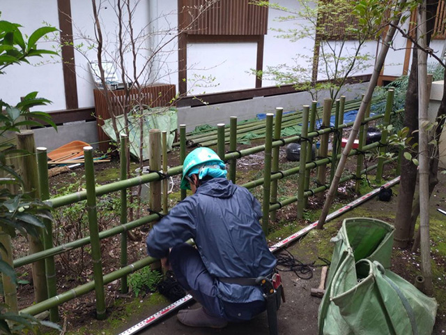 四ツ目垣を組む作業風景