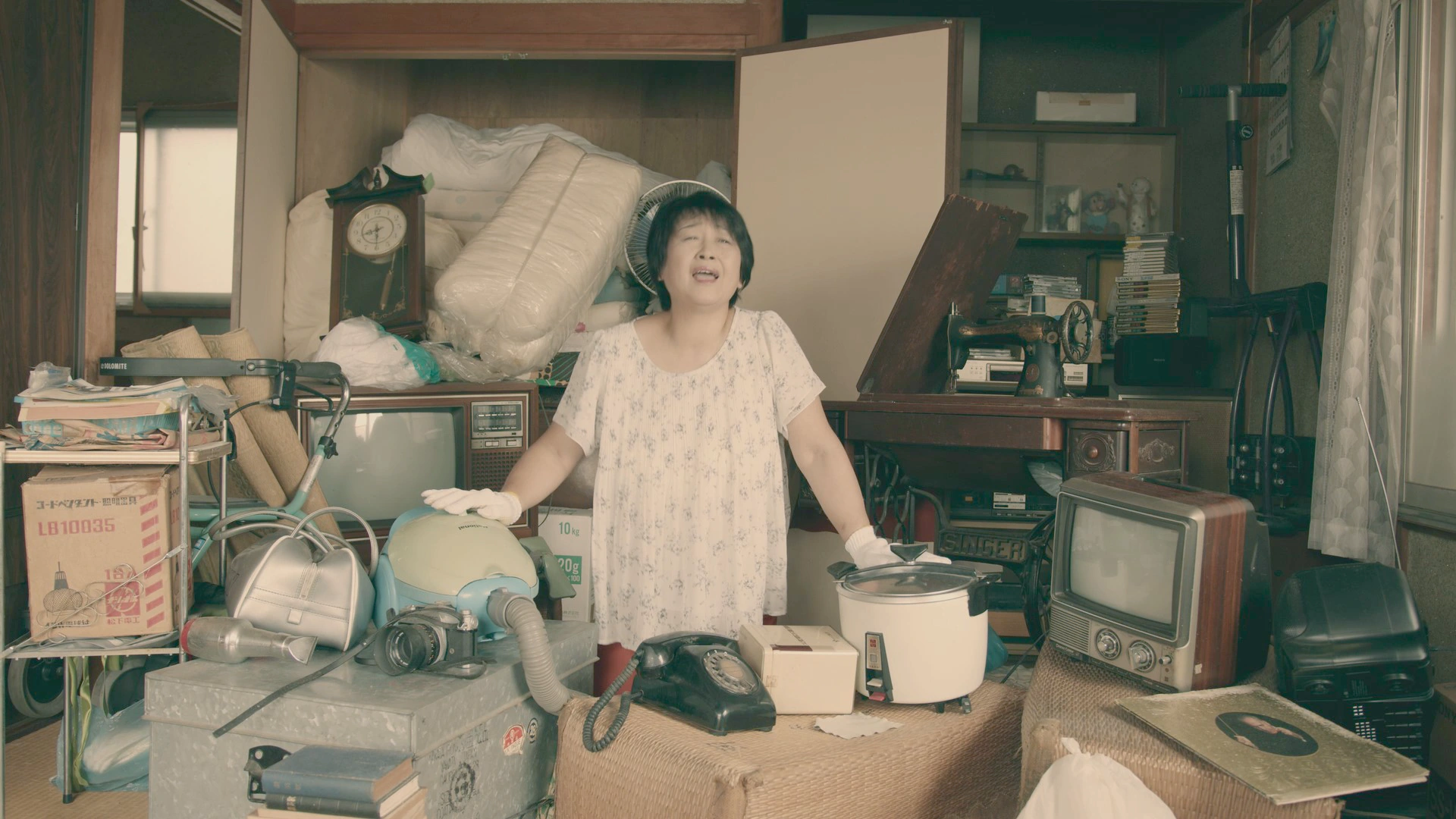 地域テレビCM・チラシでおなじみの女性のお片付けシーン