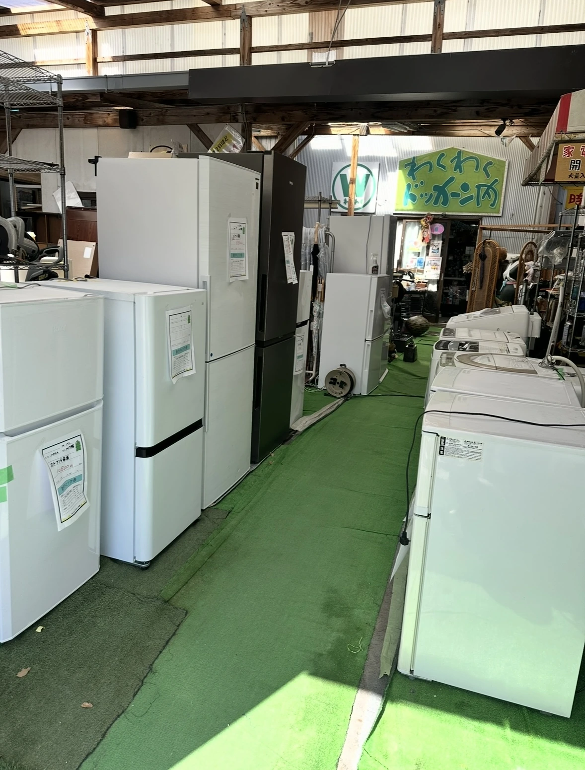 店内に並ぶ冷蔵庫や洗濯機などの家電