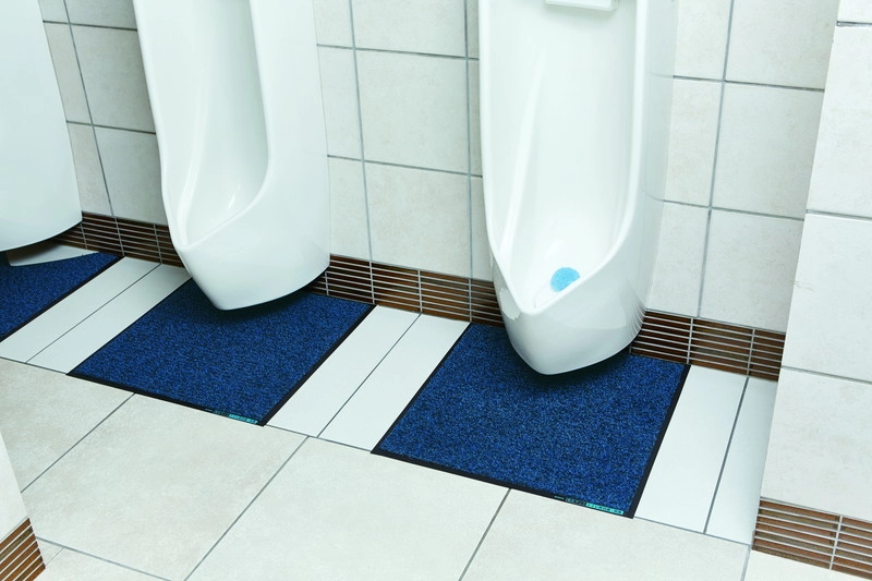 トイレの小便器前に敷いた衛生マット