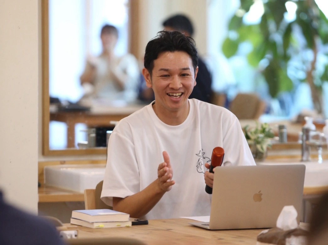 利用者さまやスタッフと笑顔で過ごす代表の中本聖