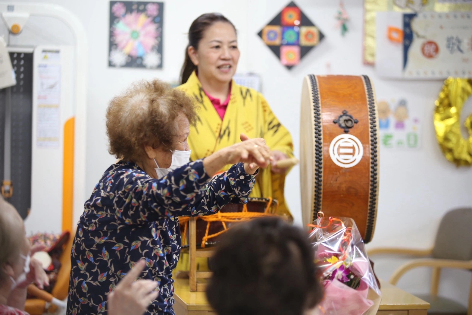 太鼓の演奏に合わせて踊る利用者さまとスタッフ