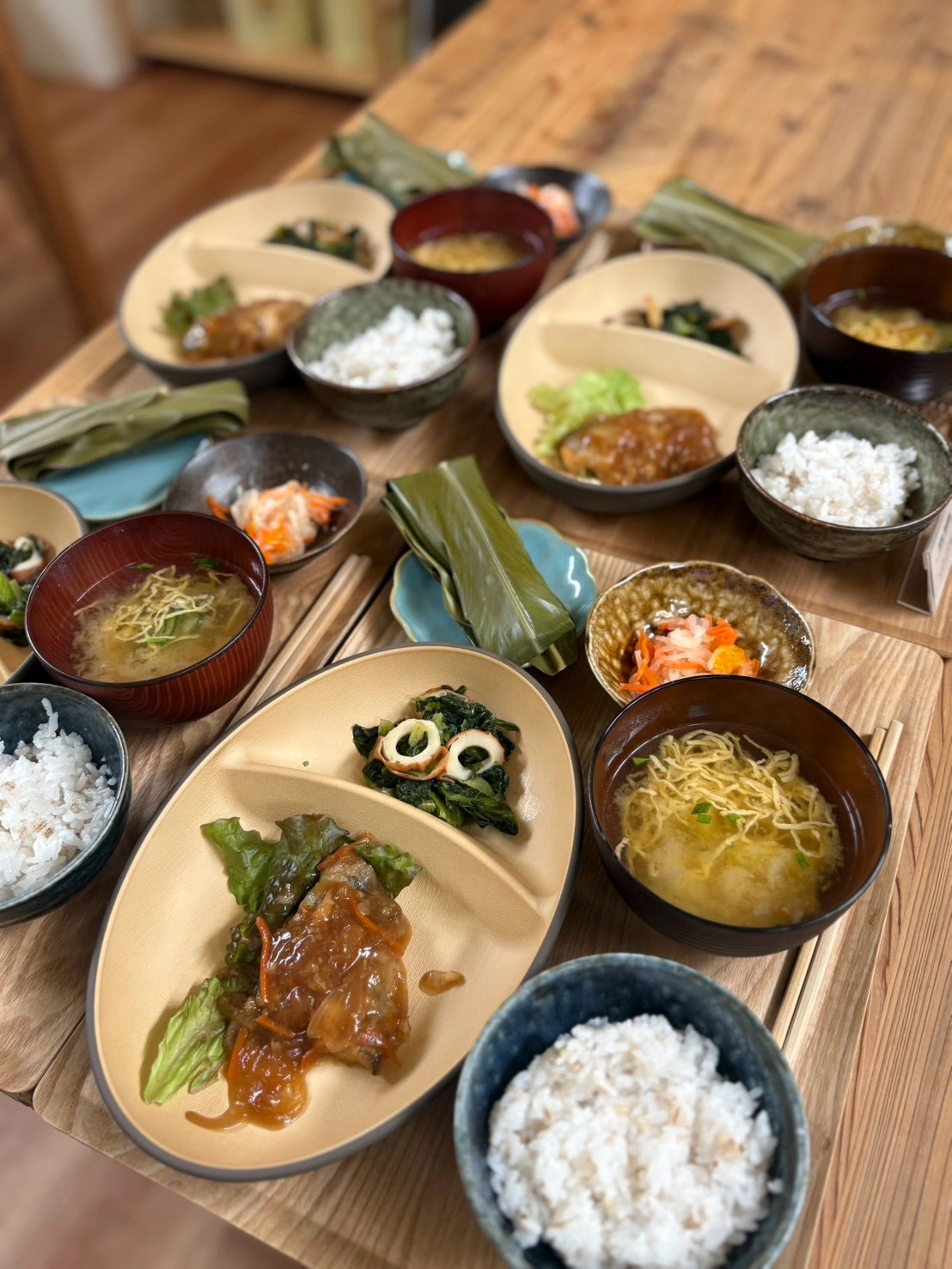 ごはんとお味噌汁、彩り豊かなおかずをそろえたお食事