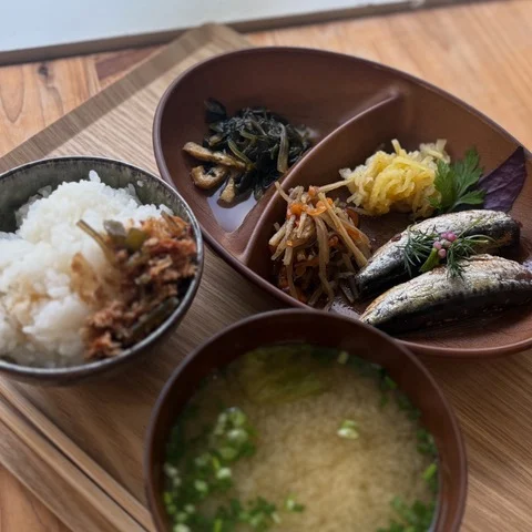 焼き魚と副菜、お味噌汁のお食事