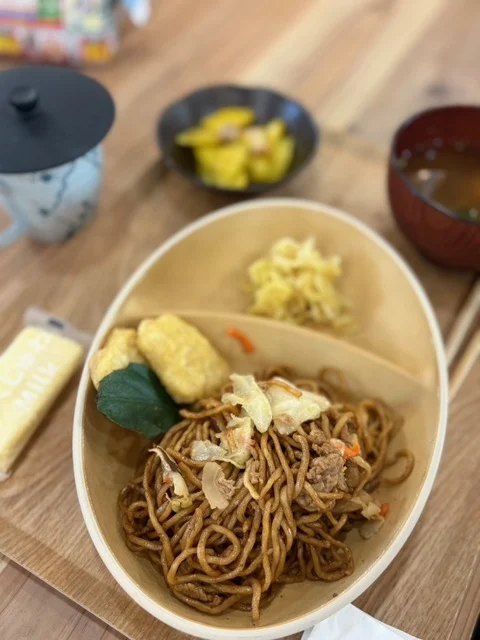 彩りのあるおかずとお味噌汁