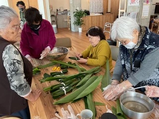 葉を広げて手作りの活動に取り組むすんじゃの利用者さまとスタッフ