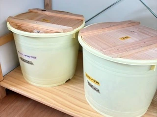 手作り味噌を仕込むための蓋付き容器