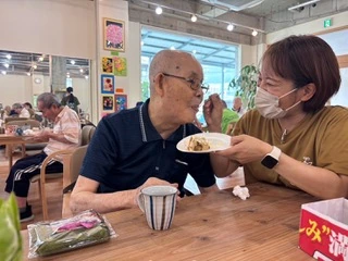 スタッフの介助で笑顔でお食事を楽しむすんじゃの利用者さま