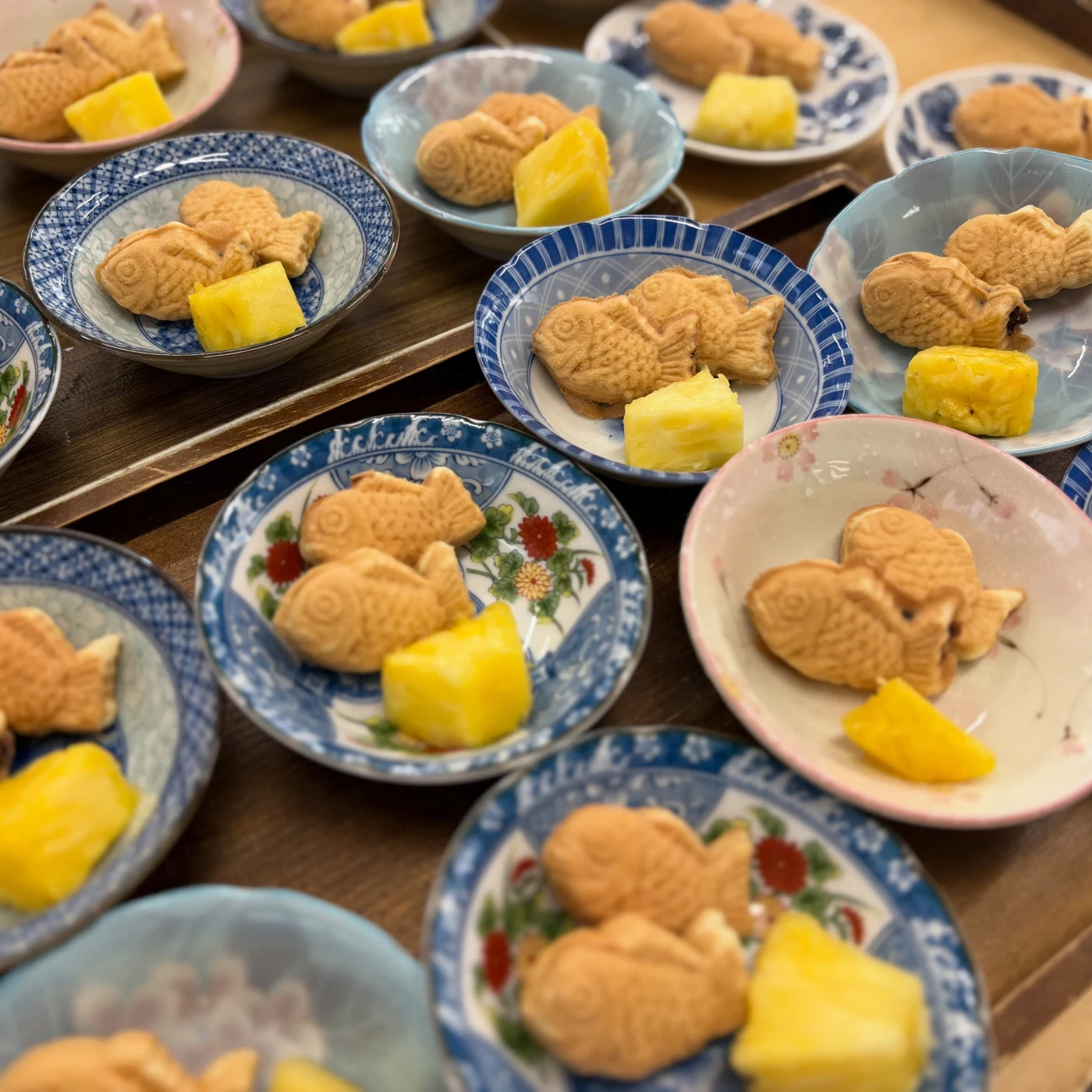 敬老の日にミニ鯛焼きを楽しむ様子