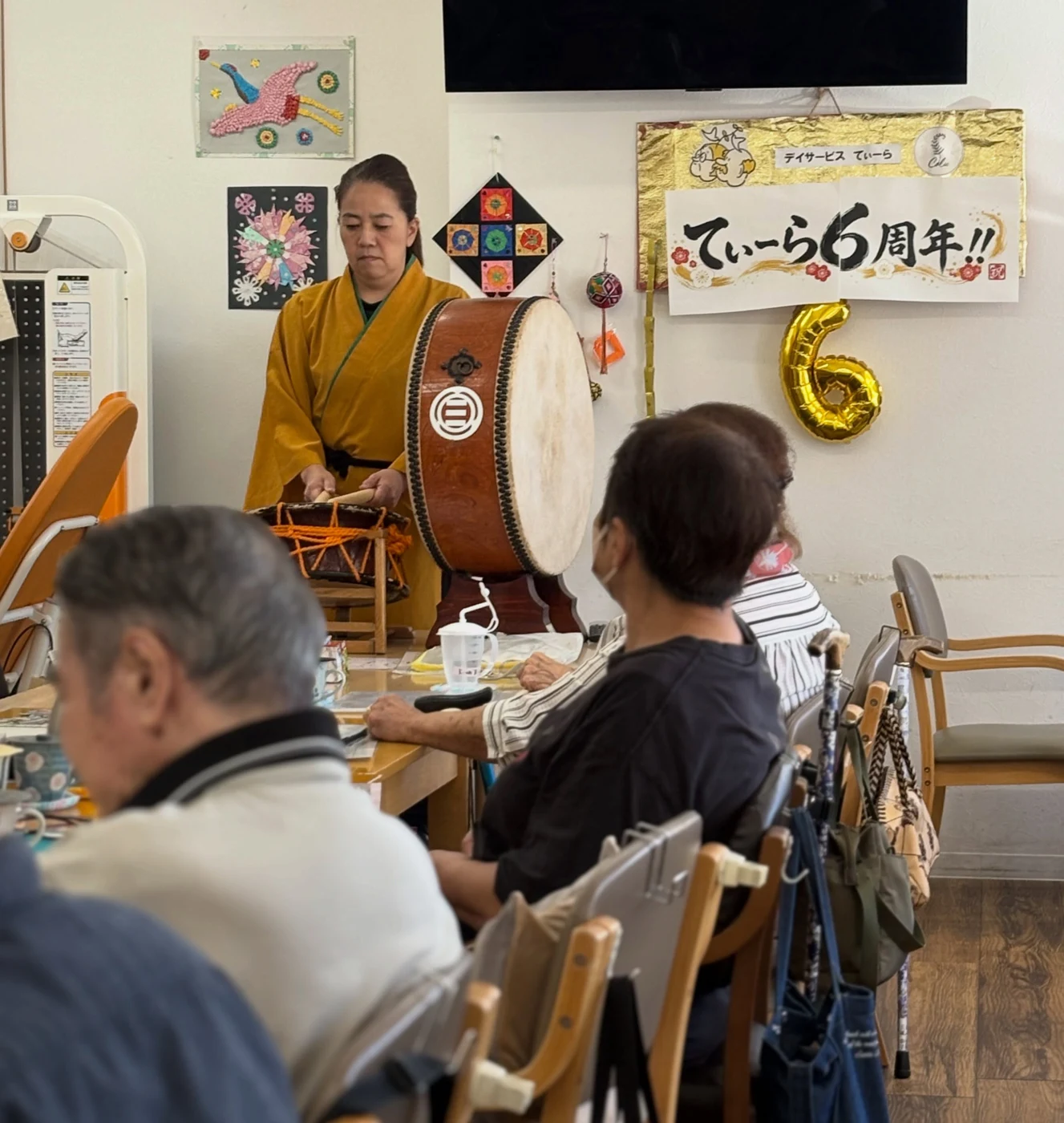 てぃーら6周年を祝う演奏の様子