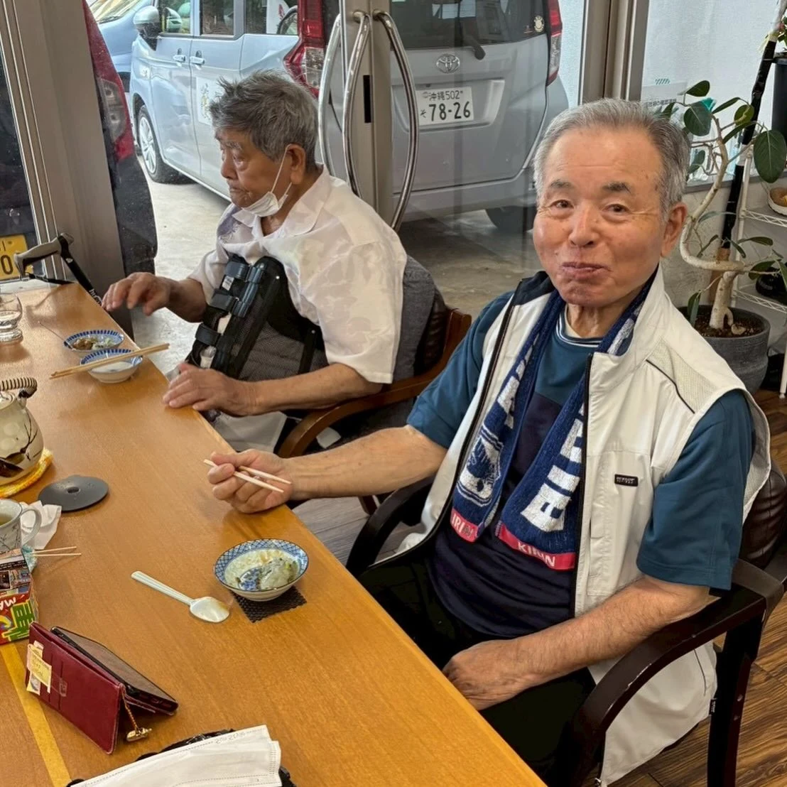 沖縄のおやつ、うむくじぷっとぅるーを楽しむ様子