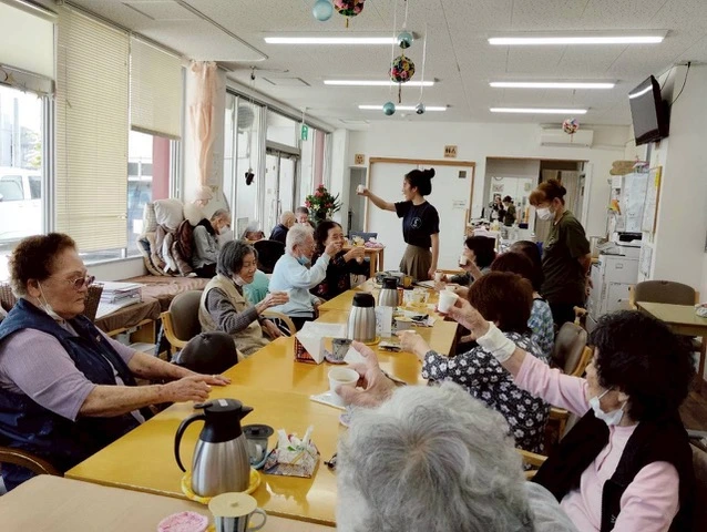 てぃーらの施設内で過ごす利用者さまとスタッフ