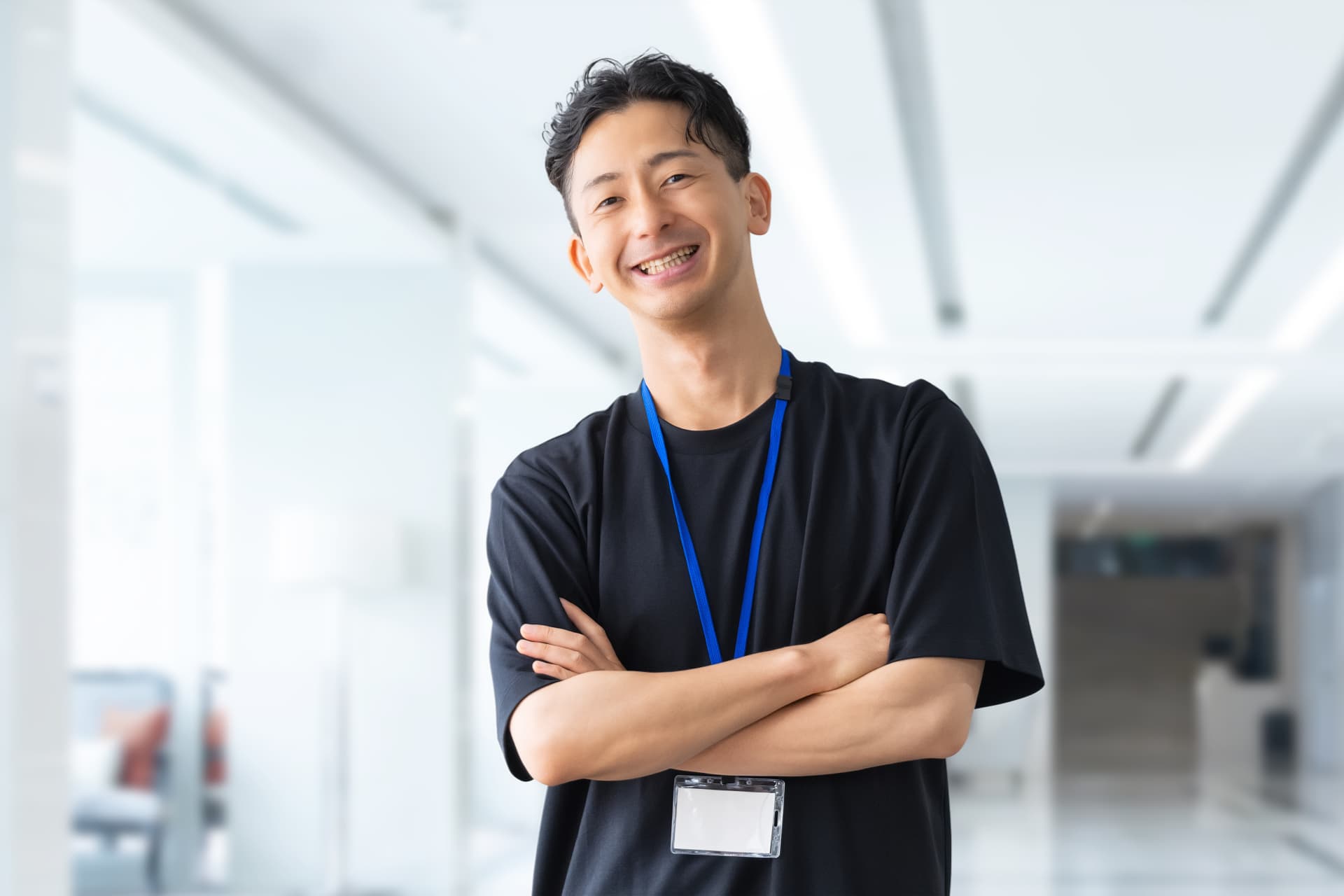 腕を組んで笑うスタッフ