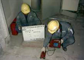 鉄筋探査を行うスタッフ