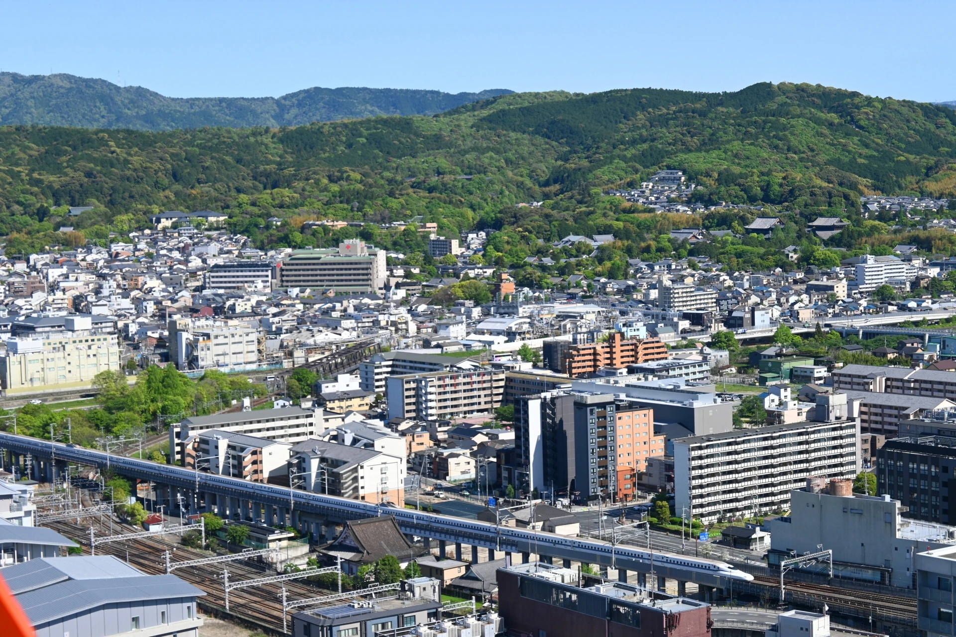 緑の山々と街並みを望む風景