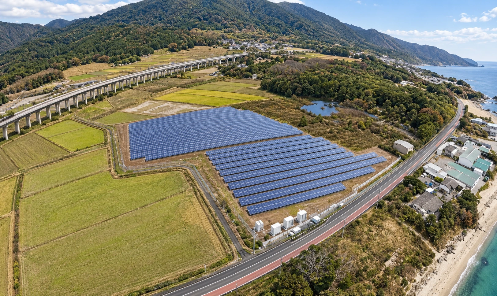 海辺の農地と太陽光発電所の空撮