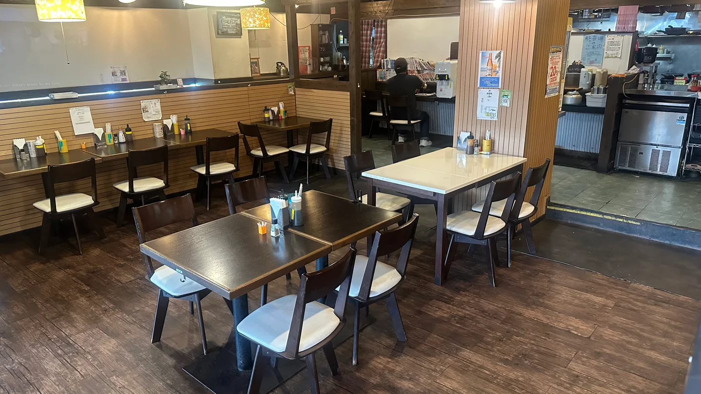 木のぬくもりを感じるルビー宜野湾店の店内