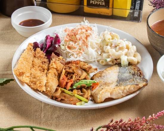 白身魚・カツ・野菜を盛り合わせたキク定食