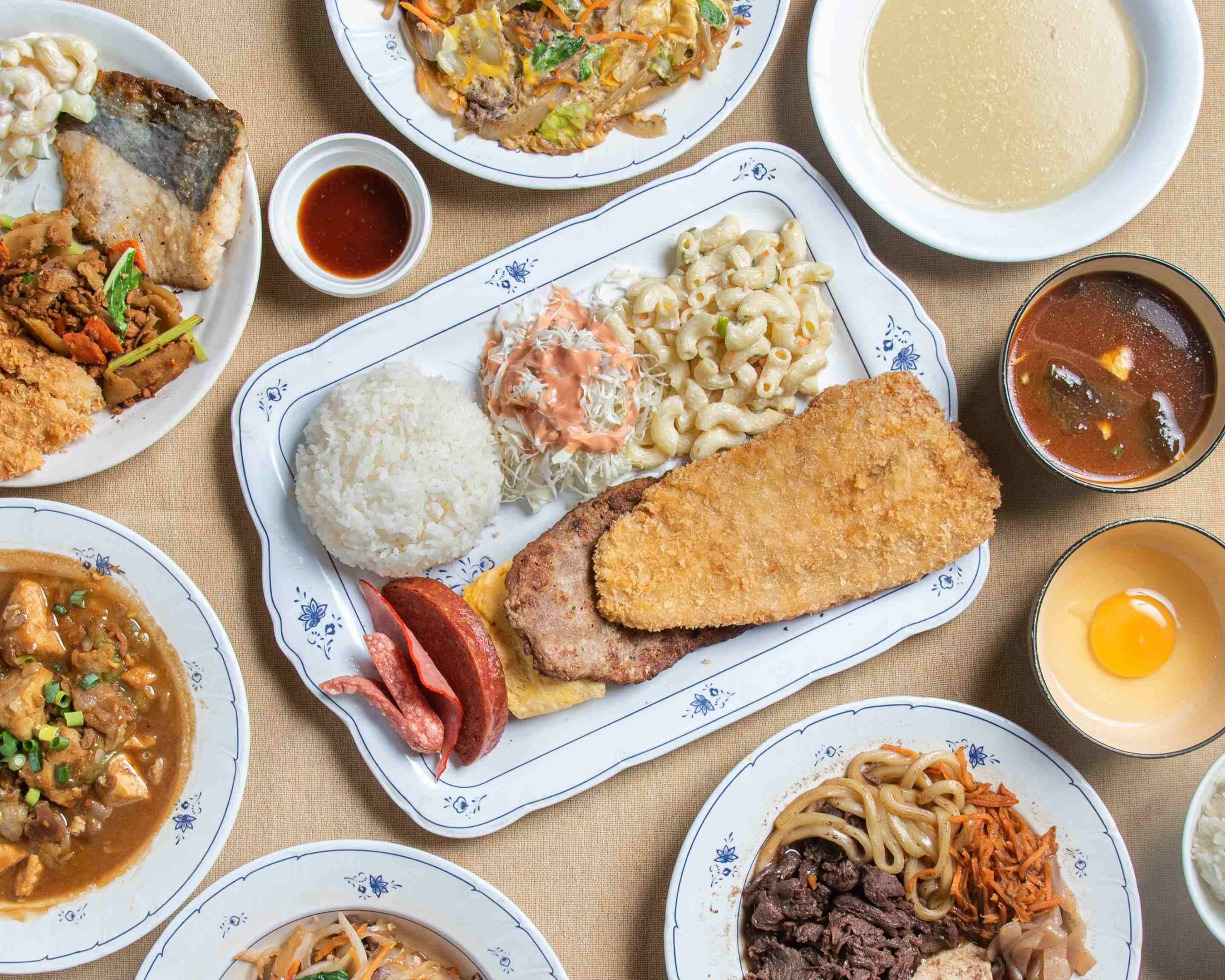 ルビーのランチや定食を盛り合わせた食卓
